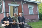Seppo Virtanen (vasemmalla), Martti Heikkilä ja Aarni Varjonen kuukeikan jälkitunnelmissa. 
