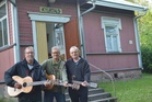 Seppo Virtanen (vasemmalla), Martti Heikkilä ja Aarni Varjonen kuukeikan jälkitunnelmissa.